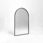 Miroir mural de salle de bain avec arche en métal noir
