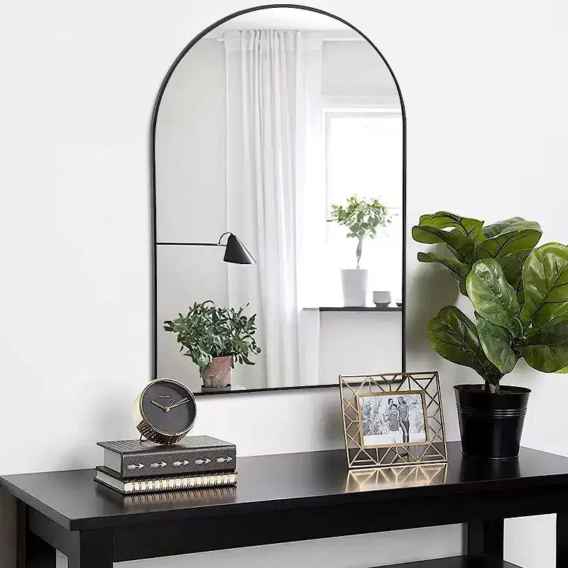 Miroir mural de salle de bain avec arche en métal noir