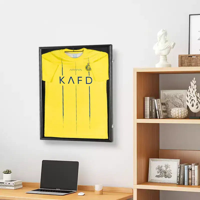 Cadre d'affichage pour maillot VEVOR, 24 x 32 x 1,5 pouces, grande boîte vitrine de maillot de sport verrouillable avec verre PC de protection UV à 98 % et cintres, noir