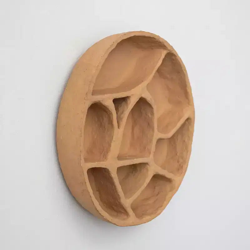 Étagère murale Storied Home en papier mâché rond avec plusieurs sections, moutarde