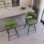Tabourets de bar pivotants Okak 26, lot de 2, revêtement en daim avec repose-pieds et dossier tissé, pieds noirs, tabourets de comptoir pour îlot de cuisine