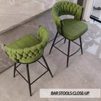 Tabourets de bar pivotants Okak 26, lot de 2, revêtement en daim avec repose-pieds et dossier tissé, pieds noirs, tabourets de comptoir pour îlot de cuisine