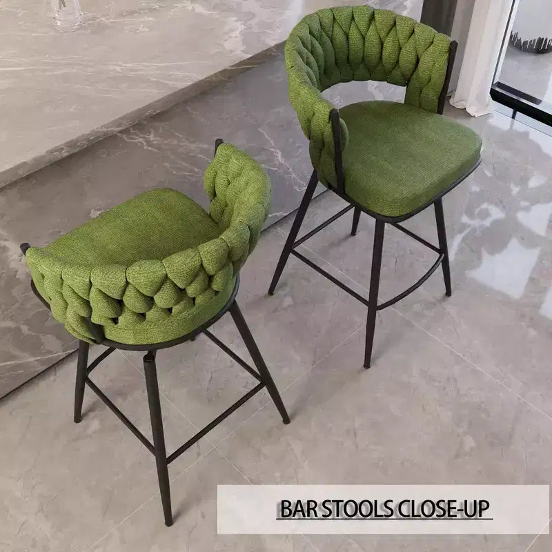 Tabourets de bar pivotants Okak 26, lot de 2, revêtement en daim avec repose-pieds et dossier tissé, pieds noirs, tabourets de comptoir pour îlot de cuisine