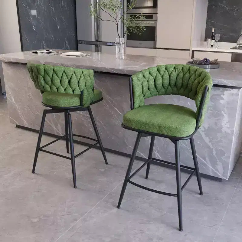 Tabourets de bar pivotants Okak 26, lot de 2, revêtement en daim avec repose-pieds et dossier tissé, pieds noirs, tabourets de comptoir pour îlot de cuisine