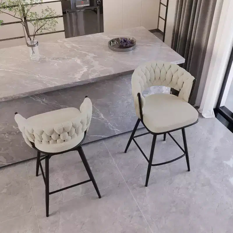 Tabourets de bar pivotants Okak 26, lot de 2, revêtement en daim avec repose-pieds et dossier tissé, pieds noirs, tabourets de comptoir pour îlot de cuisine