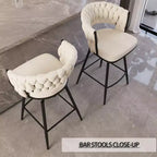 Tabourets de bar pivotants Okak 26, lot de 2, revêtement en daim avec repose-pieds et dossier tissé, pieds noirs, tabourets de comptoir pour îlot de cuisine
