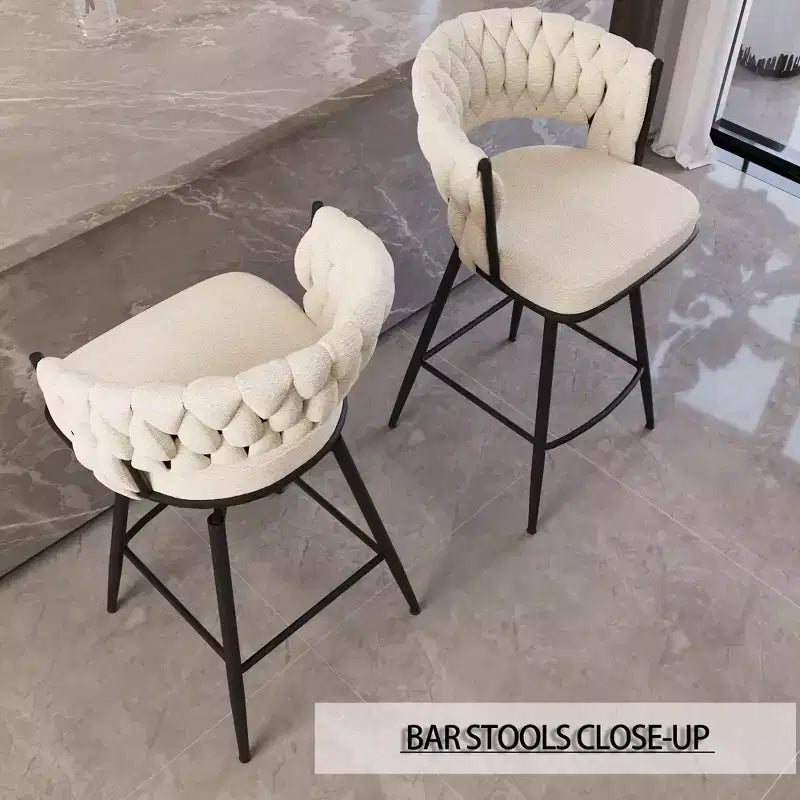 Tabourets de bar pivotants Okak 26, lot de 2, revêtement en daim avec repose-pieds et dossier tissé, pieds noirs, tabourets de comptoir pour îlot de cuisine