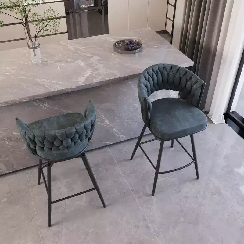 Tabourets de bar pivotants Okak 26, lot de 2, revêtement en daim avec repose-pieds et dossier tissé, pieds noirs, tabourets de comptoir pour îlot de cuisine