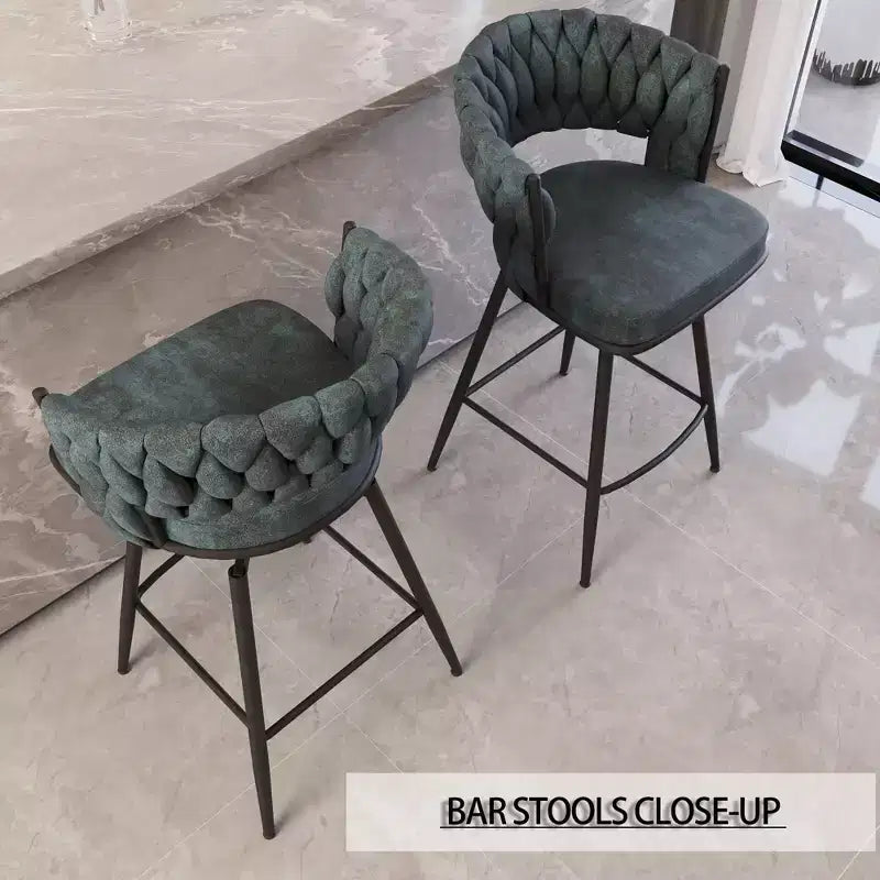 Tabourets de bar pivotants Okak 26, lot de 2, revêtement en daim avec repose-pieds et dossier tissé, pieds noirs, tabourets de comptoir pour îlot de cuisine