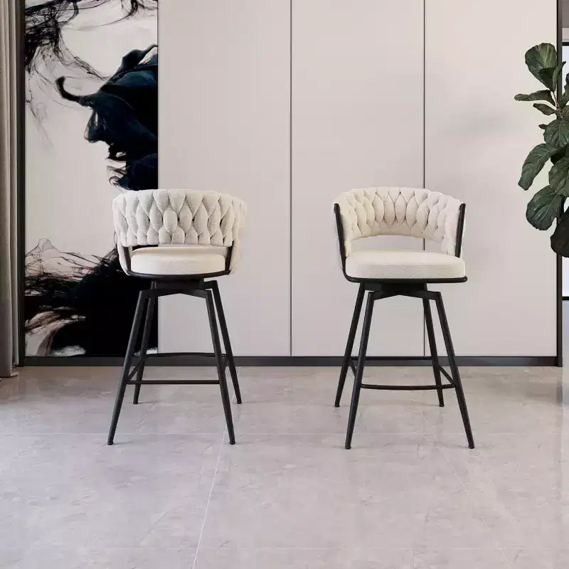 Tabourets de bar pivotants Okak 26, lot de 2, revêtement en daim avec repose-pieds et dossier tissé, pieds noirs, tabourets de comptoir pour îlot de cuisine