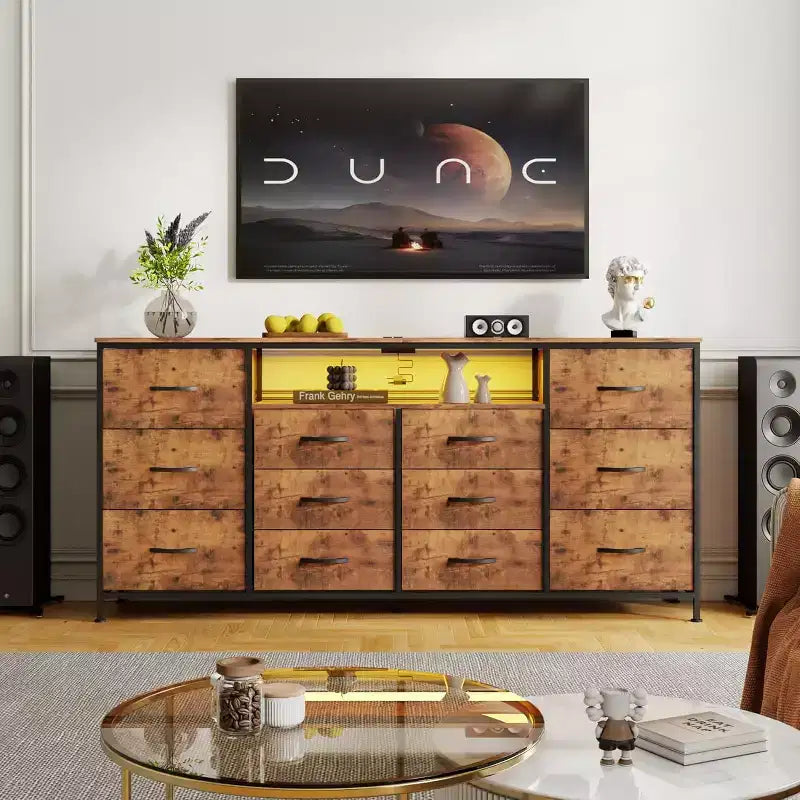 Meuble TV commode de 63 pouces avec 12 tiroirs, commode en tissu avec station de charge et lumières LED, étagères ouvertes pour TV de 65-75 pouces, meuble de divertissement moderne