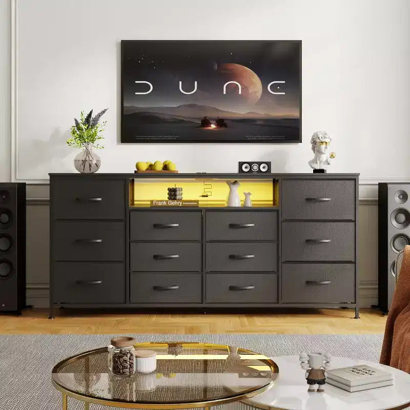 Meuble TV commode de 63 pouces avec 12 tiroirs, commode en tissu avec station de charge et lumières LED, étagères ouvertes pour TV de 65-75 pouces, meuble de divertissement moderne