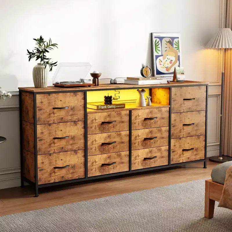 Meuble TV commode de 63 pouces avec 12 tiroirs, commode en tissu avec station de charge et lumières LED, étagères ouvertes pour TV de 65-75 pouces, meuble de divertissement moderne