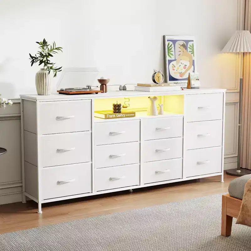 Meuble TV commode de 63 pouces avec 12 tiroirs, commode en tissu avec station de charge et lumières LED, étagères ouvertes pour TV de 65-75 pouces, meuble de divertissement moderne