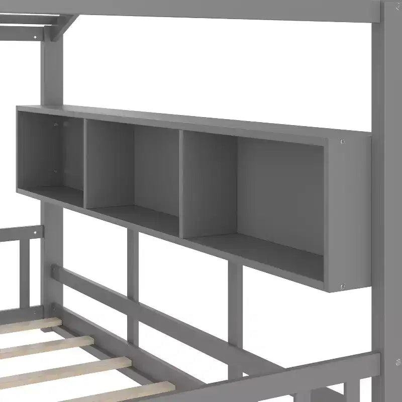 Lit cabane Polibi avec étagères de rangement intégrées et toit à lattes