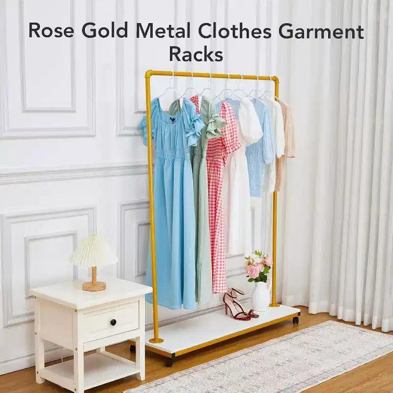 Portant à Vêtements Roulant Acekool Doré - Portant à Vêtements Robuste en Métal avec Roues et Étagères pour la Maison/Boutique