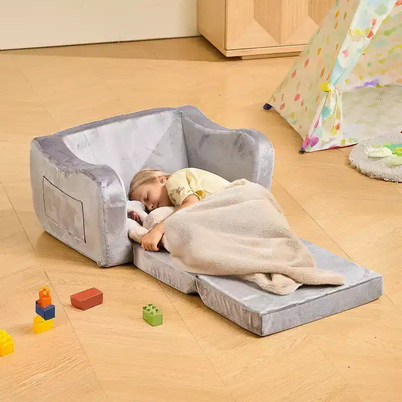 Canapé enfant VEVOR 2-en-1, Canapé souple pliable pour tout-petits avec accoudoirs, en éponge 28D et poils courts, Chaise convertible pour tout-petits en transat, M, Gris
