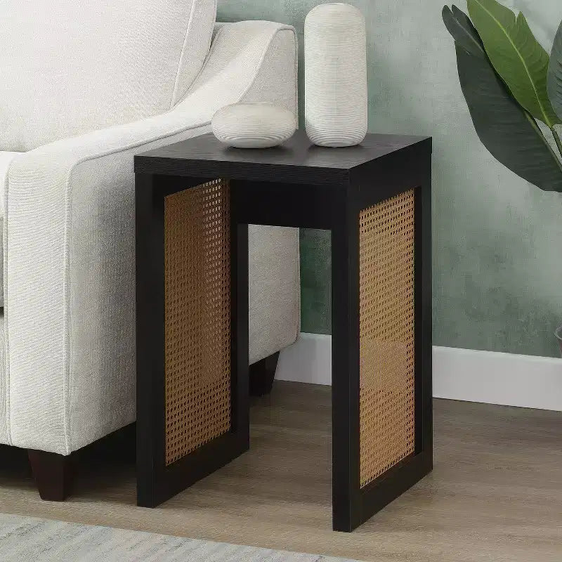 HomeStock Belmont Table d'appoint carrée avec panneaux latéraux en rotin tressé et design bohème moderne pour salon ou chambre à coucher