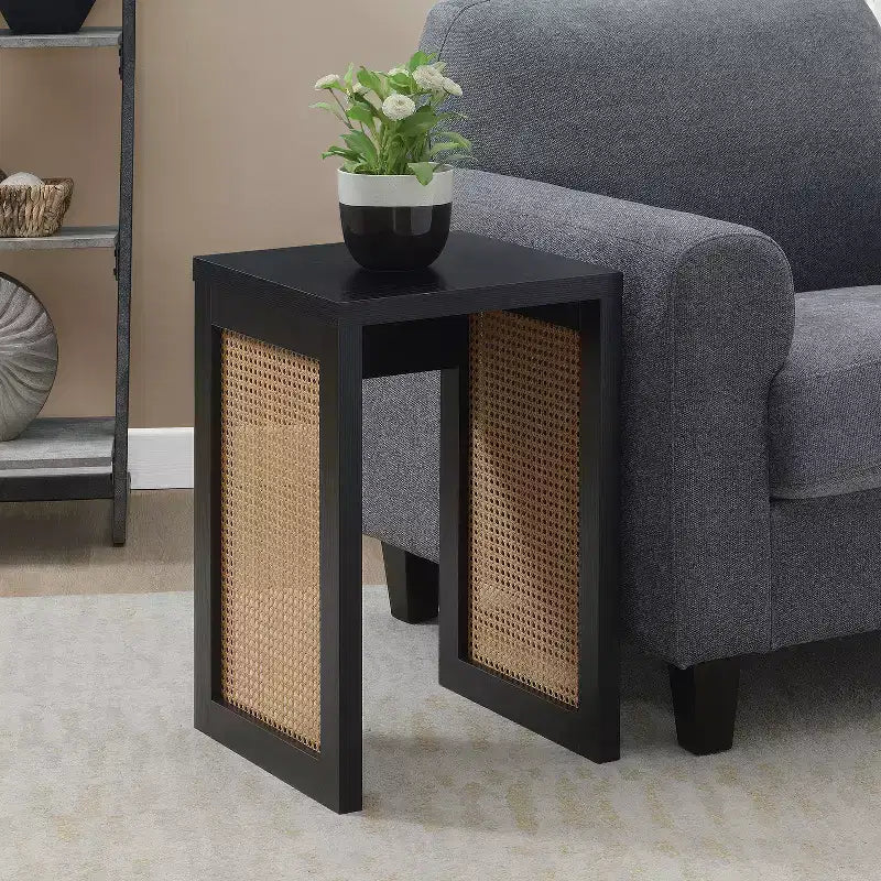 HomeStock Belmont Table d'appoint carrée avec panneaux latéraux en rotin tressé et design bohème moderne pour salon ou chambre à coucher
