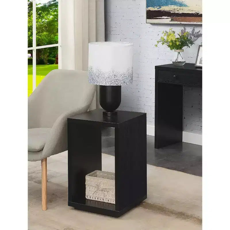 Table d'appoint minimaliste HomeStock Belmont avec plateau spacieux et étagère inférieure, design élégant et finition grain de bois durable pour la décoration intérieure