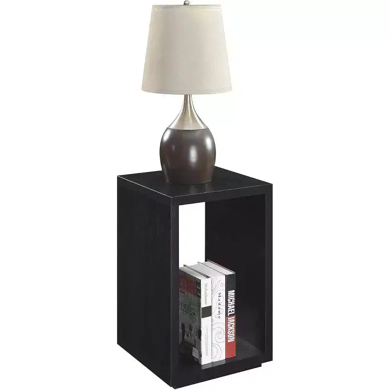 Table d'appoint minimaliste HomeStock Belmont avec plateau spacieux et étagère inférieure, design élégant et finition grain de bois durable pour la décoration intérieure