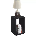 Table d'appoint minimaliste HomeStock Belmont avec plateau spacieux et étagère inférieure, design élégant et finition grain de bois durable pour la décoration intérieure