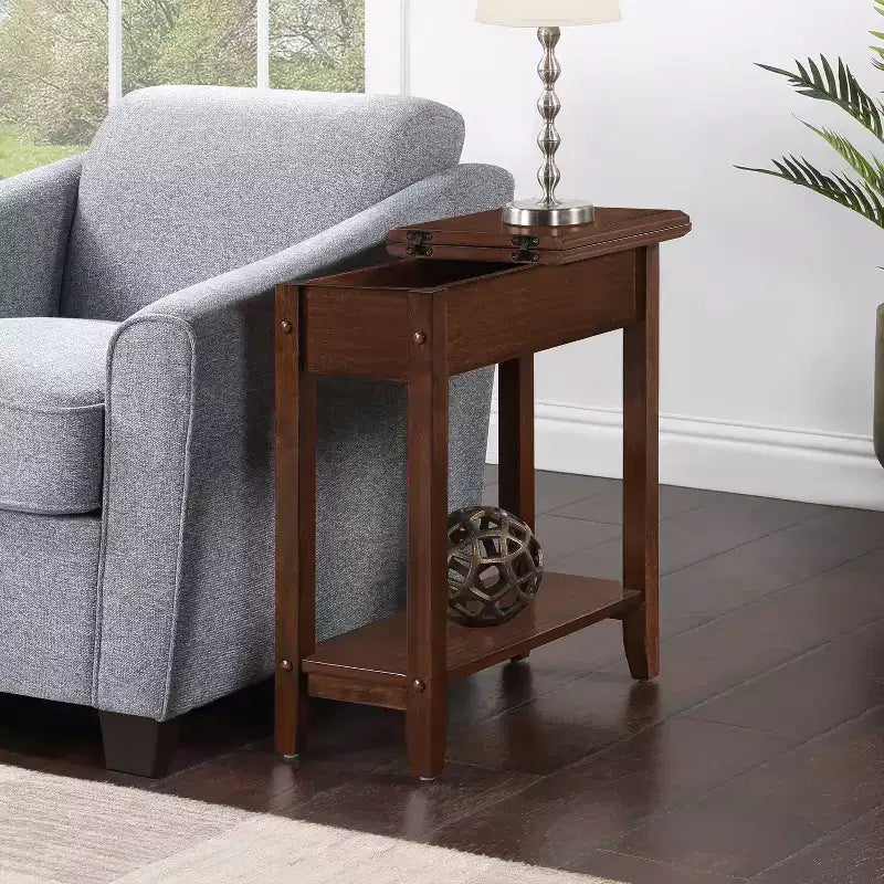 Table d'appoint compacte HomeStock Belmont avec porte-revues intégré, design en C pour un placement facile près du canapé et une utilisation pratique dans le salon