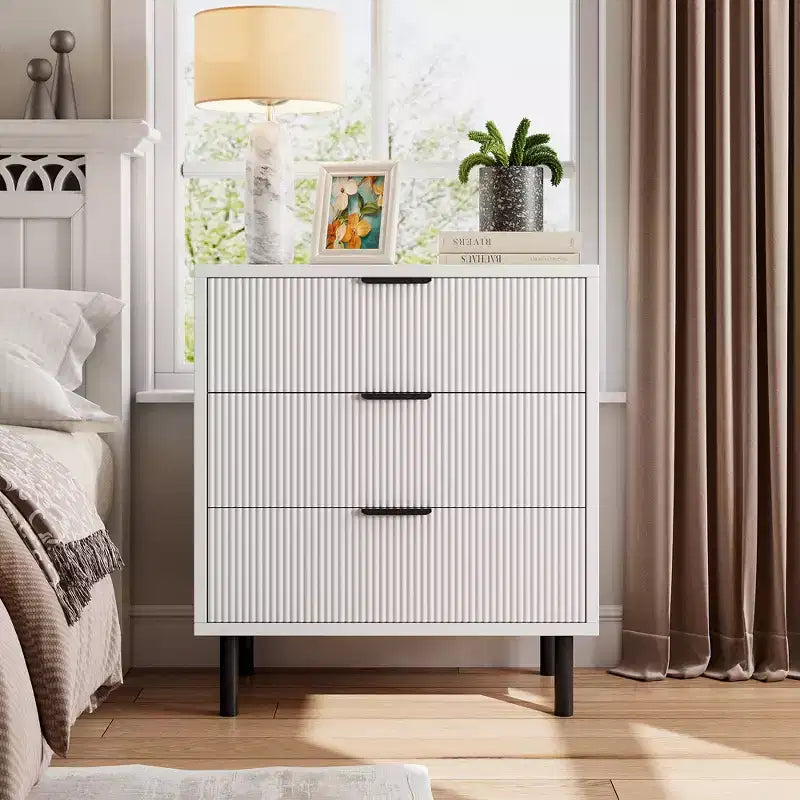 Commode à 3 tiroirs cannelés, chiffonnier de 71 cm de large avec dispositif anti-basculement, table de chevet haute en bois avec rangement et pieds en métal pour chambre, couloir