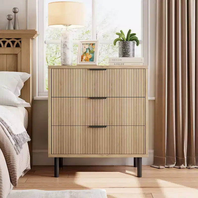Commode à 3 tiroirs cannelés, chiffonnier de 71 cm de large avec dispositif anti-basculement, table de chevet haute en bois avec rangement et pieds en métal pour chambre, couloir