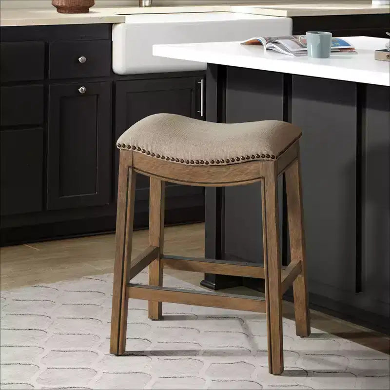 Tabouret de comptoir Williston avec clous décoratifs