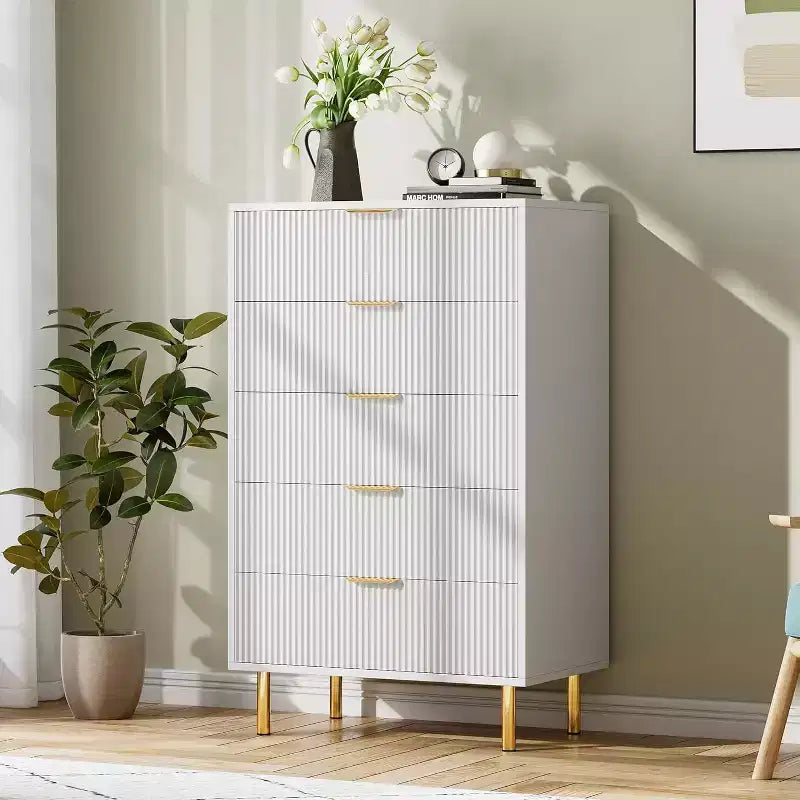 Commode à 5 tiroirs COZONY - 48 pouces, commode moderne haute avec poignées métalliques dorées, panneaux en bois cannelé, dispositif anti-basculement pour chambre, salon, couloir