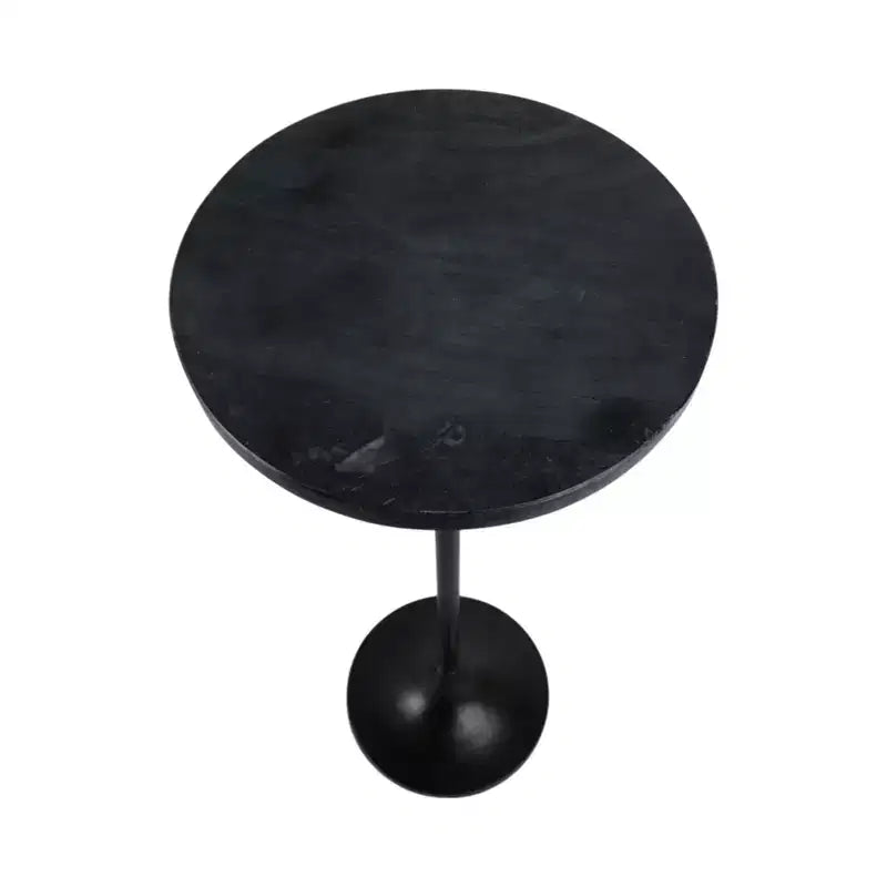 Table d'appoint élégante, table de chevet ou petite table de nuit pour la décoration intérieure - Table à boisson en métal mince avec plateau en marbre et base trompette