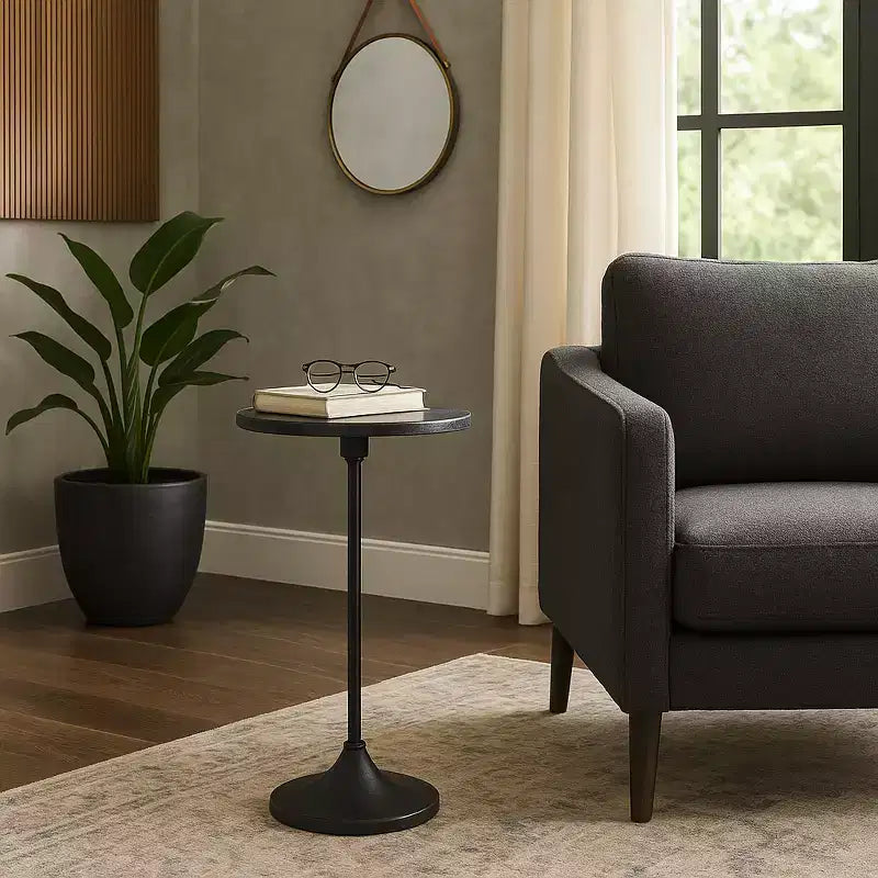 Table d'appoint élégante, table de chevet ou petite table de nuit pour la décoration intérieure - Table à boisson en métal mince avec plateau en marbre et base trompette