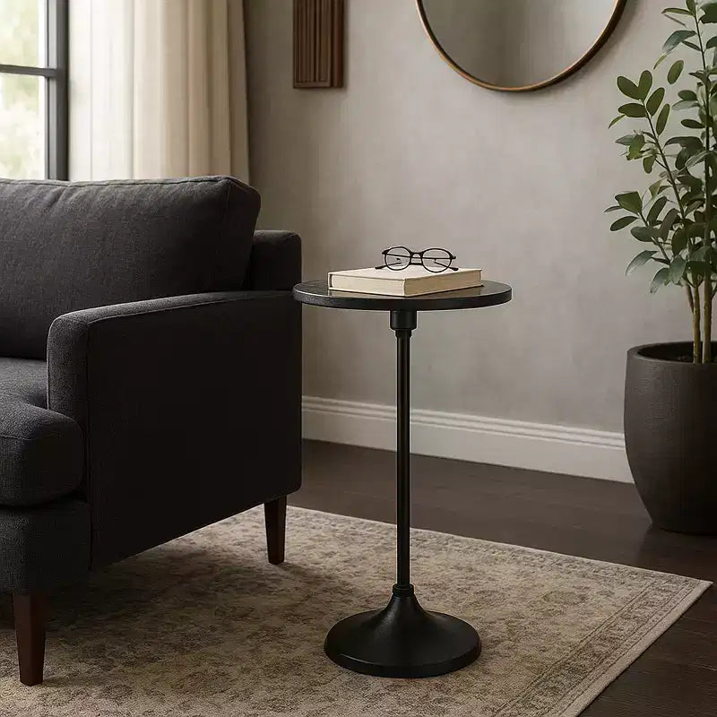 Table d'appoint élégante, table de chevet ou petite table de nuit pour la décoration intérieure - Table à boisson en métal mince avec plateau en marbre et base trompette