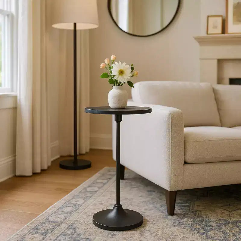 Table d'appoint élégante, table de chevet ou petite table de nuit pour la décoration intérieure - Table à boisson en métal mince avec plateau en marbre et base trompette