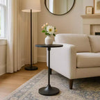Table d'appoint élégante, table de chevet ou petite table de nuit pour la décoration intérieure - Table à boisson en métal mince avec plateau en marbre et base trompette