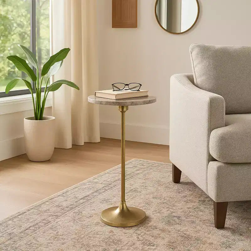 Table d'appoint élégante, table de chevet ou petite table de nuit pour la décoration intérieure - Table à boisson en métal mince avec plateau en marbre et base trompette