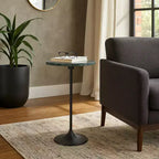 Table d'appoint élégante, table de chevet ou petite table de nuit pour la décoration intérieure - Table à boisson en métal mince avec plateau en marbre et base trompette
