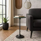 Table d'appoint élégante, table de chevet ou petite table de nuit pour la décoration intérieure - Table à boisson en métal mince avec plateau en marbre et base trompette