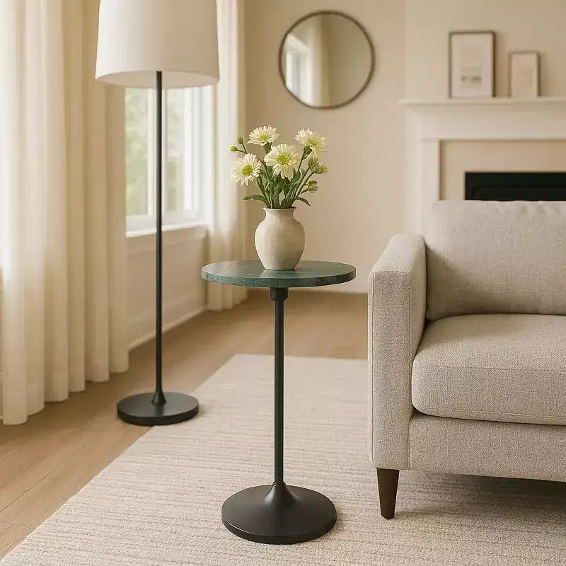 Table d'appoint élégante, table de chevet ou petite table de nuit pour la décoration intérieure - Table à boisson en métal mince avec plateau en marbre et base trompette