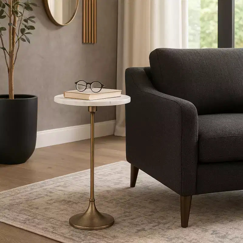 Table d'appoint élégante, table de chevet ou petite table de nuit pour la décoration intérieure - Table à boisson en métal mince avec plateau en marbre et base trompette