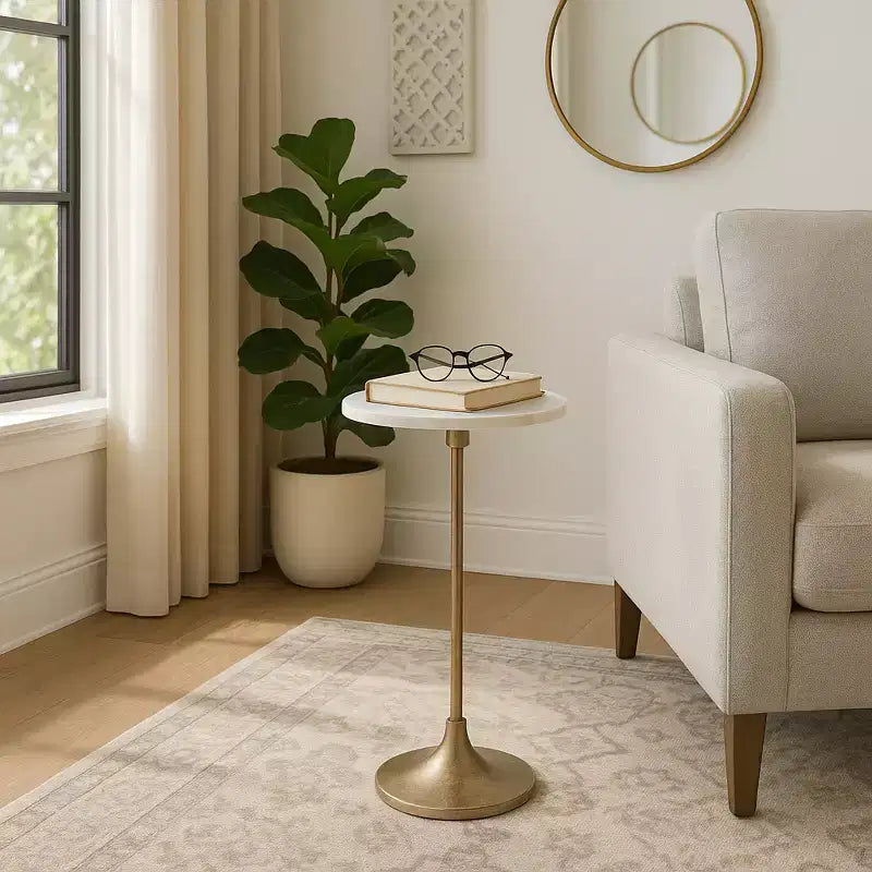 Table d'appoint élégante, table de chevet ou petite table de nuit pour la décoration intérieure - Table à boisson en métal mince avec plateau en marbre et base trompette