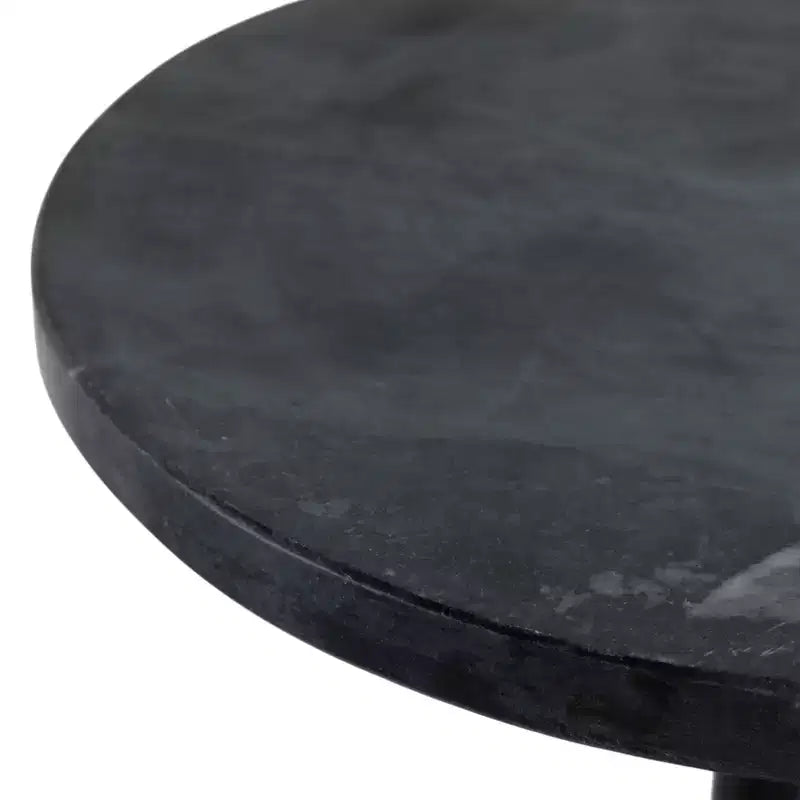 Table d'appoint élégante, table de chevet ou petite table de nuit pour la décoration intérieure - Table à boisson en métal mince avec plateau en marbre et base trompette