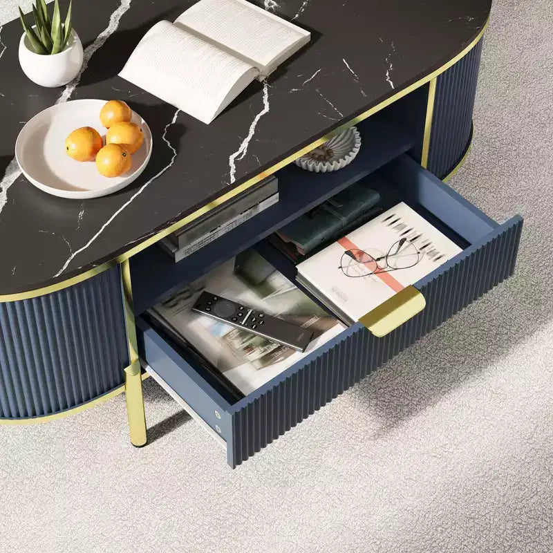 Table basse cannelée moderne, table basse ovale de 122 cm avec tiroir, plateau en faux marbre, table basse en bois avec décor en métal doré pour salon
