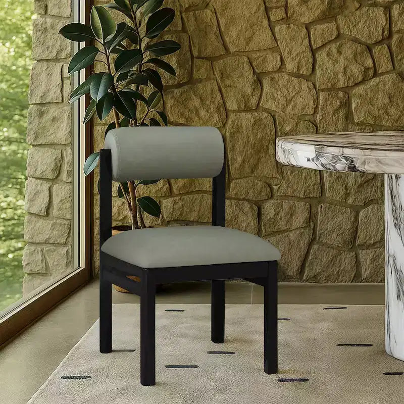 Meridian Furniture, Chaise de salle à manger tapissée en cuir végétalien Roundhill, Lot de 2