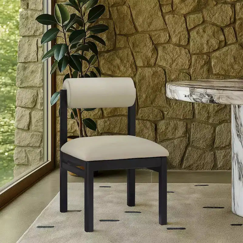 Meridian Furniture, Chaise de salle à manger tapissée en cuir végétalien Roundhill, Lot de 2