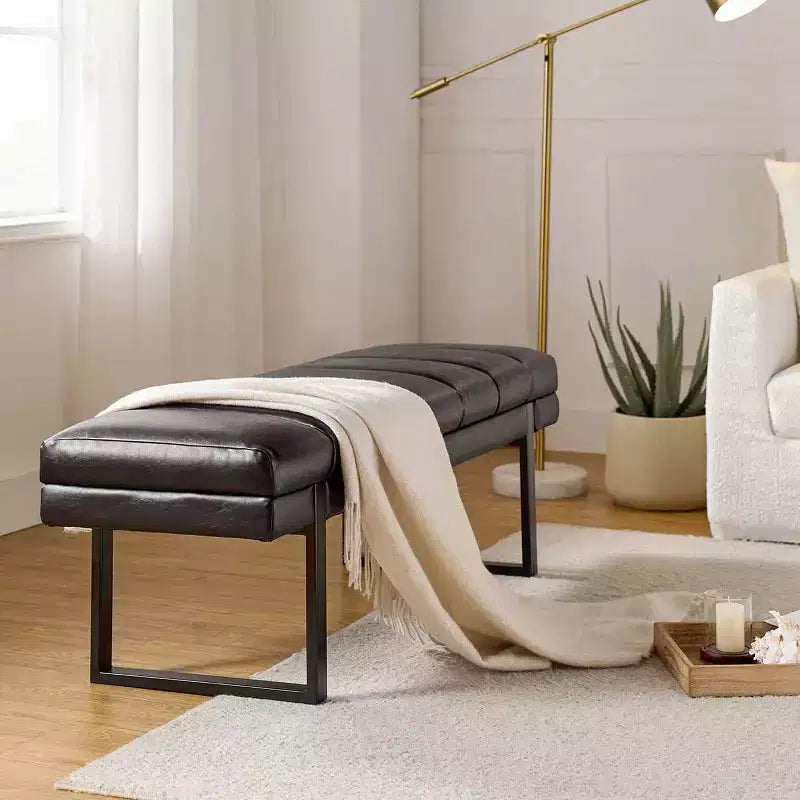 Banc Fritz moderne rembourré capitonné avec pieds en métal|ART OF LIVING DESIGNS