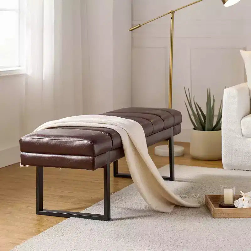 Banc Fritz moderne rembourré capitonné avec pieds en métal|ART OF LIVING DESIGNS