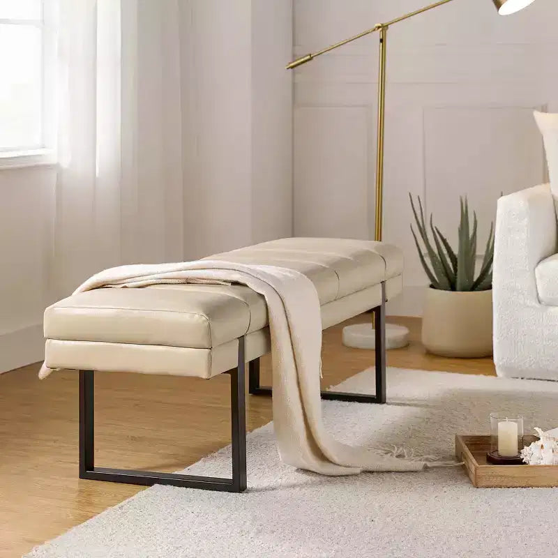 Banc Fritz moderne rembourré capitonné avec pieds en métal|ART OF LIVING DESIGNS