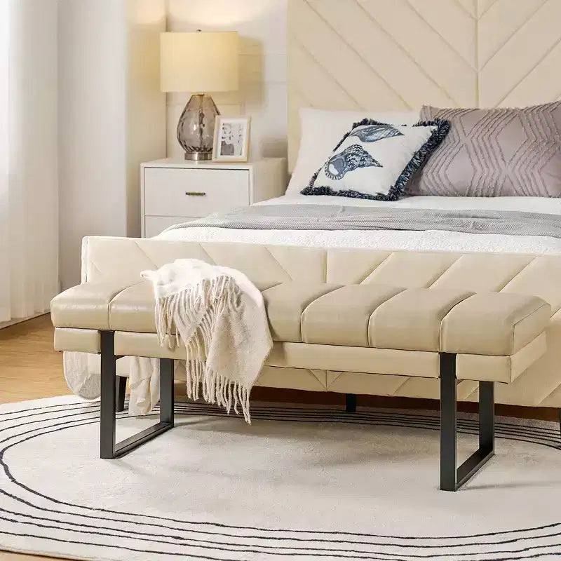 Banc Fritz moderne rembourré capitonné avec pieds en métal|ART OF LIVING DESIGNS